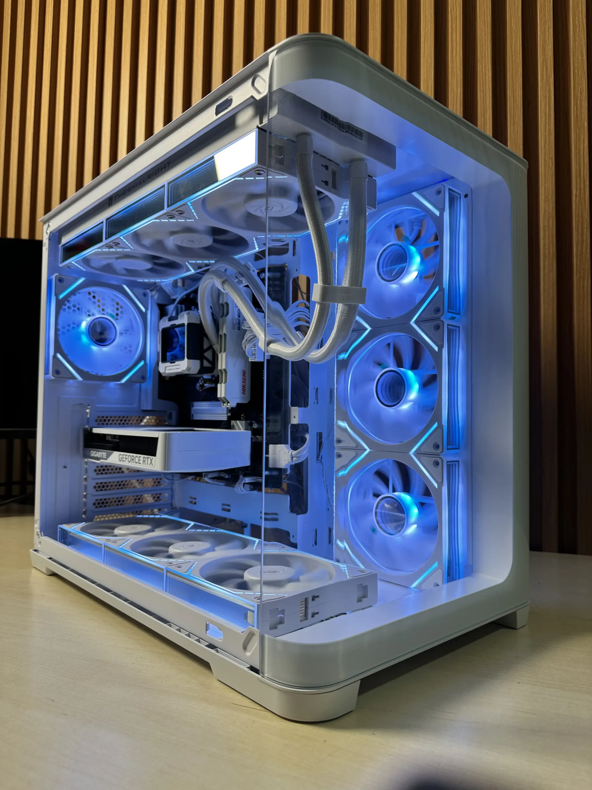 PC Gamer Gama Media - Streamer | AMD Ryzen 5 8400F / RTX 5060 / 1Tb Almacenamiento / Gabinete Curveado Blanco